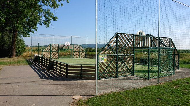 Hinter dem Funcourt in Langwies soll das Trainingsfeld entstehen. | Foto: Gemeinde Pasching