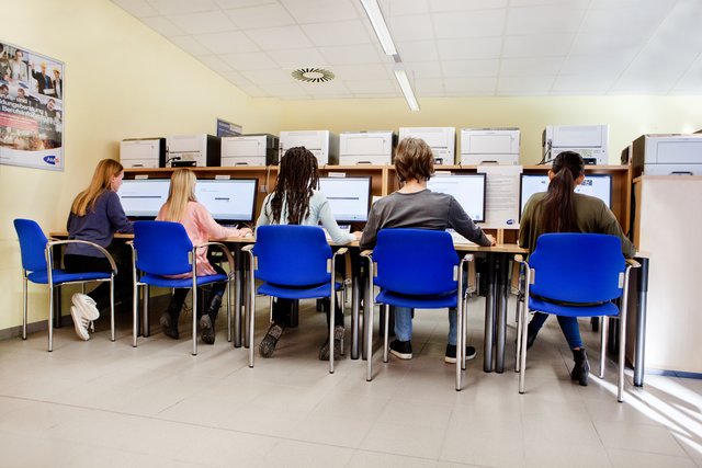 53.429 Personen befanden sich in Schulungen (-4.581 Menschen oder -7,9 Prozent).