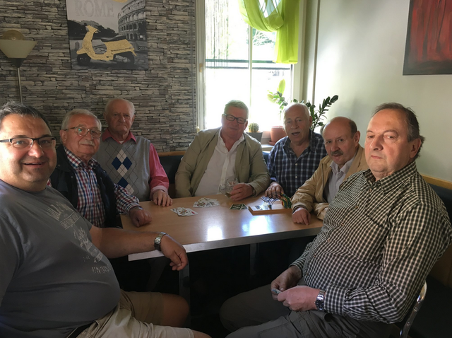Die Herren treffen sich wöchentlich zum traditionellen Kartenspielen. | Foto: Foto: Werner Stecker