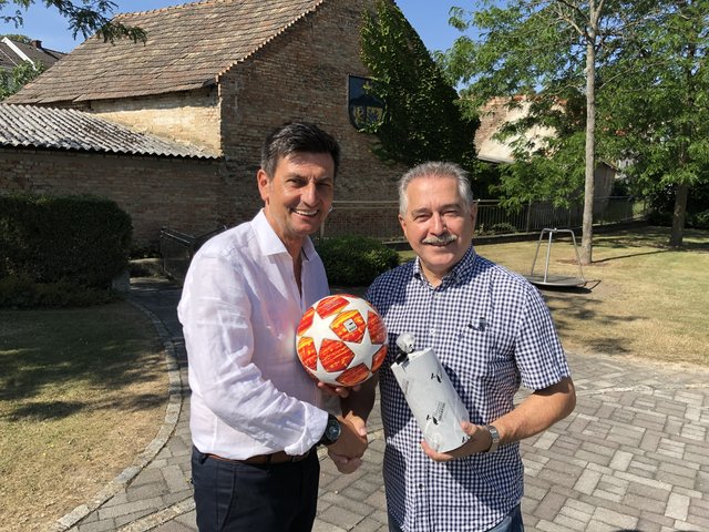 LR Christian Illedits lies es sich nicht nehmen seinem Freund Alfred Bandat zum 60. Geburtstag zu gratulieren. | Foto: LMS