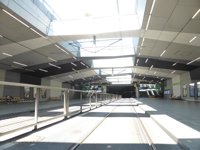 Einige von vielen hundert Lampen mit Dauerlicht bei der Nahverkehrsdrehscheibe am Grazer Hauptbahnhof. Das alles passiert im 3. Jahrtausend in der Ökostadt Graz, bei einem Betrieb der mit Ökoprofit ausgezeichnet wurde, und soeben die Stromverschwendung von 1.000.000 kWh schaffte.