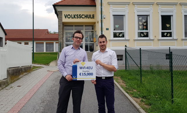 WiFi4EU-Scheckübergabe: Daniel Kitscha von der Europäischen Kommission in Brüssel und Bgm. Christoph Krutzler