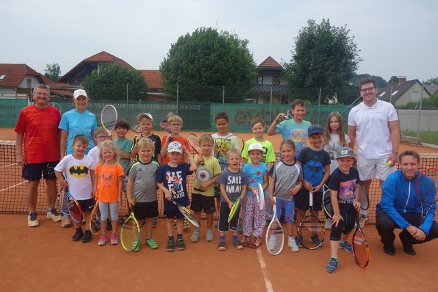 Teilnehmer des Ferienspiel mit den Veranstaltern | Foto: (2) Gde. Hofstetten-Grünau