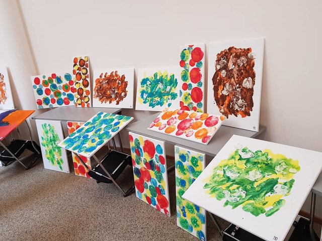 Die Kinder gestalteten die Bilder mit den bloßen Händen | Foto: Truskaller