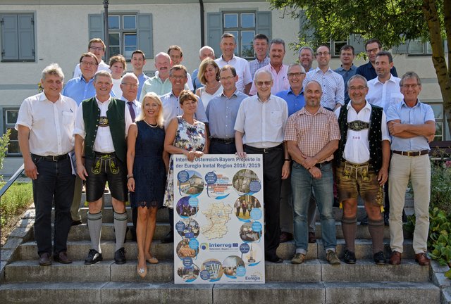 Die Mitglieder und Teilnehmer der Generalversammlung vor der Alten Post Fischbach.
