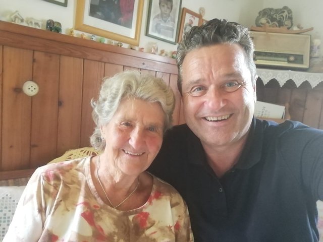 Die Jubilarin Hertha Edlinger mit Bürgermeister Egon Höll. | Foto: Privat
