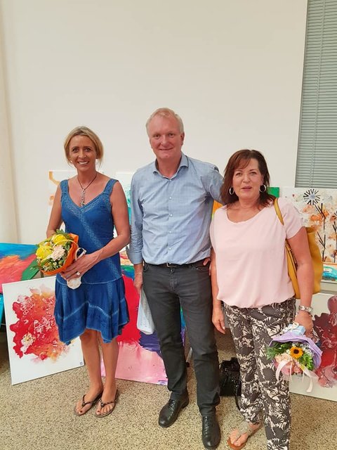 Bürgermeister Günther Novak mit den beiden Künstlerinnen Edith Lesnik (links) und Ursula Gatterer (rechts)