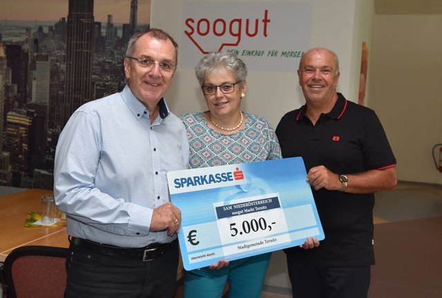 Bürgermeister Rupert Dworak und Sozialstadtrat Franz Stix übergeben eine finanzielle Unterstützung an die Marktleiterin des soogut-Marktes Ternitz, Barbara Sandhofer.