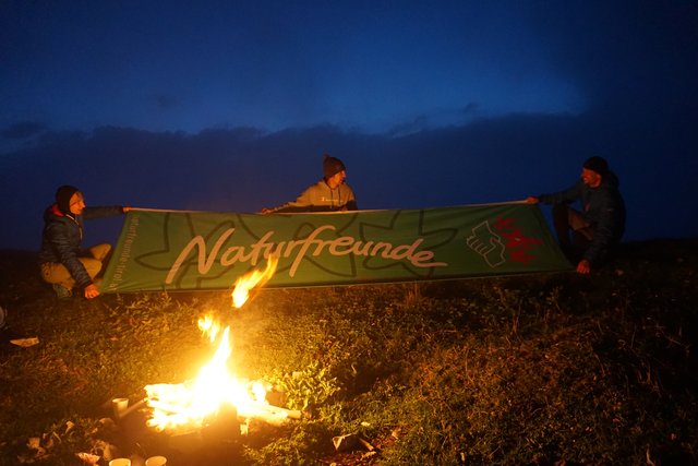 Die Naturfreunde entfachen "Ein Feuer in den Alpen" und machen damit auf aktuelle Themen aufmerksam.