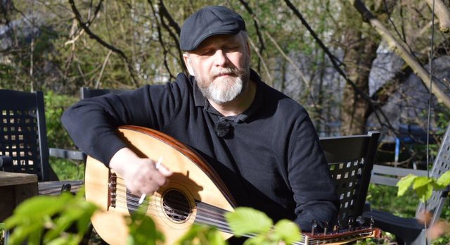 Gernot Galib Stanfel mit einer altorientalischen Laute