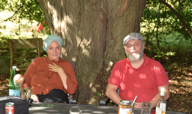 Gernot mit seiner Frau Magdalena Friderica von Wächter unter der mächtigen, schattenspendeten Linde in ihrem privaten Naturparadies in der Pfalzau.