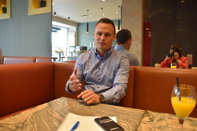 Der freiheitliche Bezirksobmann Andreas Bors im Interview mit Redaktionsleiterin Karin Zeiler. Bei Kaffee und Orangensaft.