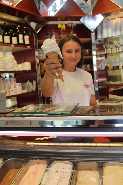 14 Sorten werden in der Konditorei Wagner angeboten, alle davon mit Liebe selbst gemacht. Im Bild Paula Wagner.  | Foto: Demir