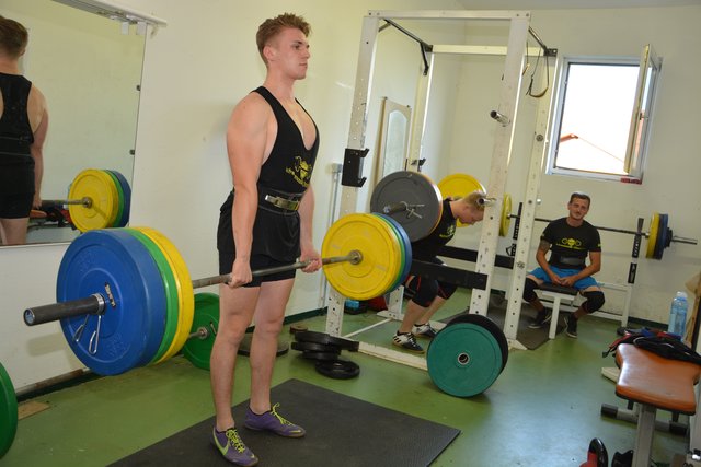 Jakob Deimel (vorne) tritt bei der Landesmeisterschaft in der Gewichtsklasse bis 74 Kilo an. Sein persönlicher Gewichtsrekord im Kreuzheben: 210 Kilo.