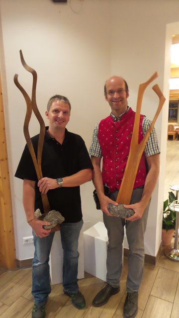 Der Bildhauer Werner Pirker mit Hotelier Christian Lilg