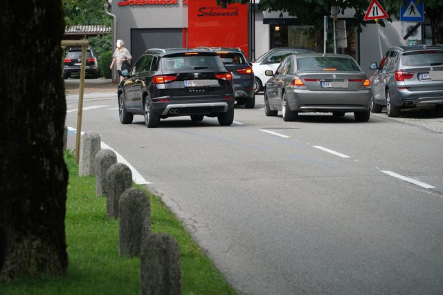Das linke Fahrzeug steht auf der Spur des Gegenverkehrs! Die anderen Fahrzeuge sind richtig eingeordnet. Wer vom Bahnhof kommend in den Untermarkt will, muss weit vorfahren, dann scharf nach links abbiegen. Eine Abbiegespur gibt es nicht mehr. Sie wurde übermalt (leicht gräulich erkennbar) | Foto: Reichel