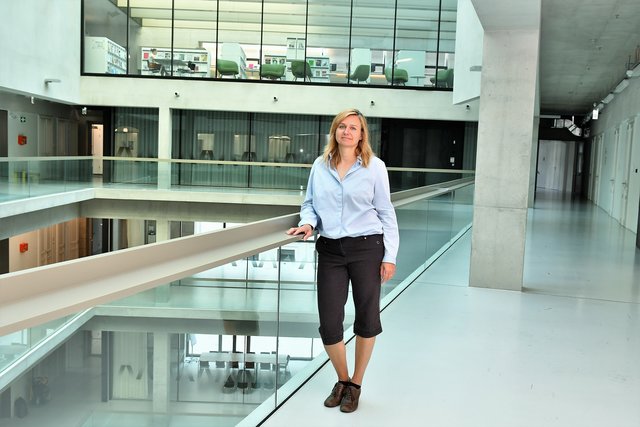 Ulla Unzeitig – hier im neuen Universitätsgebäude der Angewandten – ist eine der Organisatorinnen von Open House.