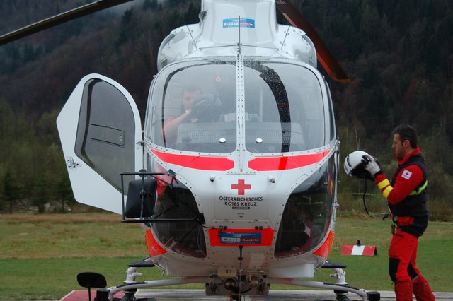 Der Verletzte Polier wurde direkt ins UKH Salzburg geflogen, die Ursache des Absturz ist noch nicht bekannt.