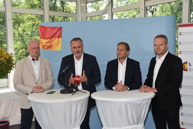 Von links: Jennersdorfs Bürgermeister Reinhard Deutsch, Landeshauptmann Hans Peter Doskozil, Jopera-Intendant Dietmar Kerschbaum und der Neuhauser Bürgermeister Reinhard Jud-Mund. | Foto: Martin Wurglits