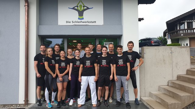 Die Teilnehmer des Trainingslagers vor der Schleifwerkstatt. Vorne in der Mitte der Organisator und Trainingsleiter Bernhard Eppenschwandtner.