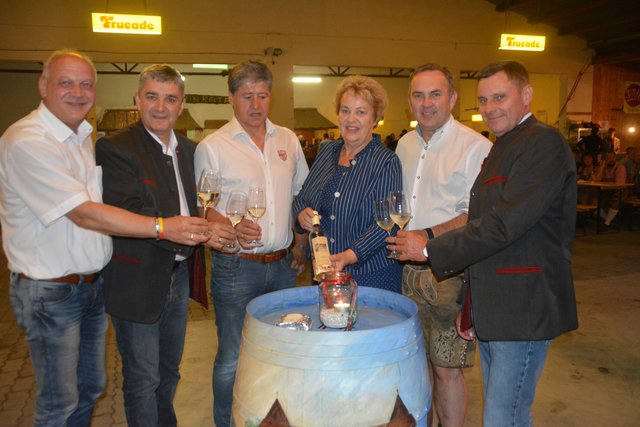 Die Weinkost vom SV Eberau ist eröffnet: LA Bgm. Wolfgang Sodl (Olbendorf), LA Bgm. Walter Temmel (Bildein), SV Eberau-Obmann Manfred  Lakovits, LT-Präs. Verena Dunst, Vizebgm. Günter Kroboth, Bgm. Johann Weber (Eberau)