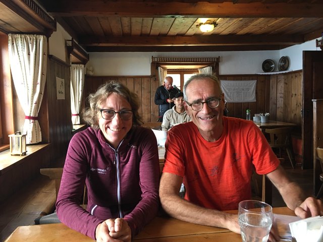 Gudrun Wallenstein und Roland Kals empfingen die Gäste am Zeppezauer Haus.