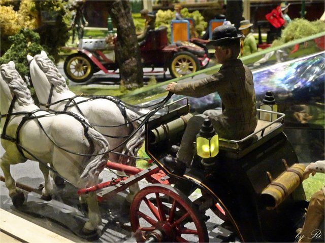 Bitte um Nachsicht - alle Figurengruppen wurden durch eine Glasscheibe fotografiert!
Pferdegespanne und Fiakter wie sie früher alltäglich waren, im Hintergrund schon die ersten Automobile! | Foto: ©Uschi R.
