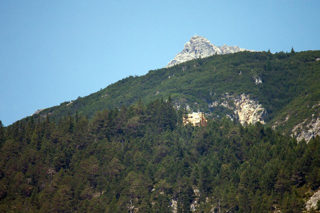 Bild 1: Die 2- geschossige Jagdhütte ist bereits gut zu erkennen.
Ein Klick in das Foto öffnet die Galerie im Vollbildmodus.