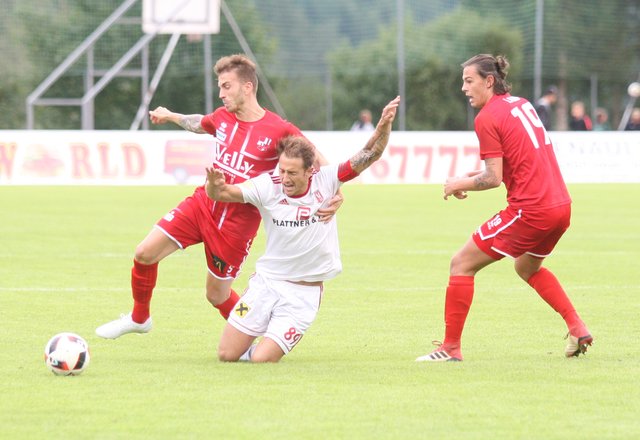 Dominique Nussbaum bringt Zirl-Kapitän Thomas Bergmann zu Fall. | Foto: sportszene.tirol/Leitner