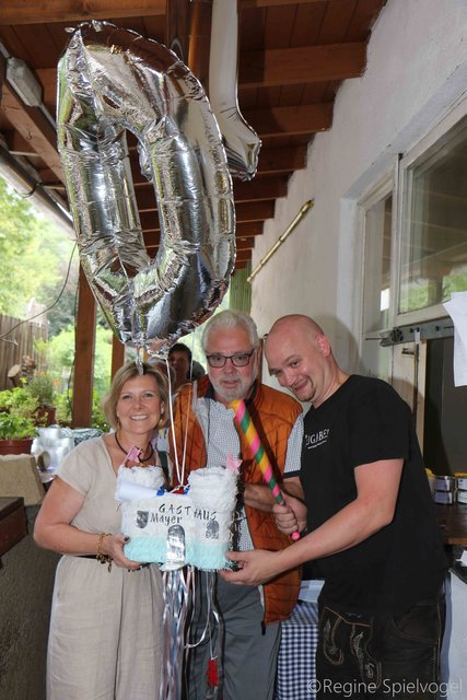 Eine Pinata zum Jubiläum brachten Karin und Michael Odpadlik,  