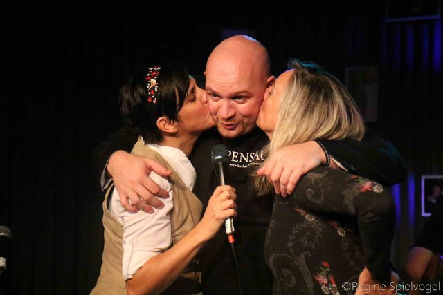 Ein Bussi von Ilona Eggl und Marina Scheutz-Tatic gab es für Roland Mayer.