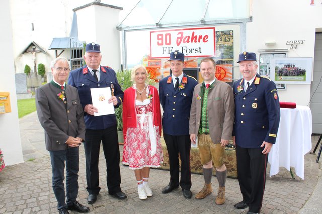 Bürgermeister Hans-Peter Schlagholz, Johann Griengl, Vizebürgermeisterin Manuela Karner, Kommandant Martin Kalcher, Feuerwehrreferent Stadtrat Christian Stückler und Bezirksfeuerwehrkommandant Wolfgang Weißhaupt (von links)
