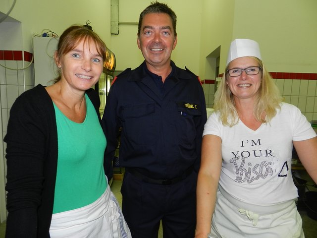 Kübel Claudia, Kübel Franz, Bichler Karin
Kübel Franz von Feuerwehr wurde gebraucht weil er für das Essen zustädig war