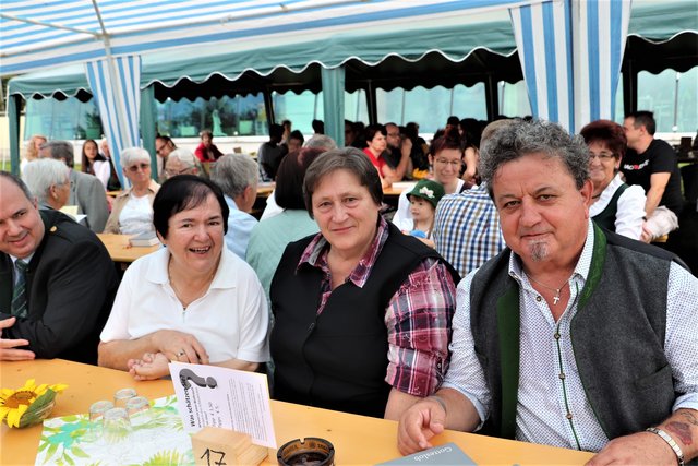 Mit der Pfarre feierte die Mutter des Pfarrers Pater Benedikt Fink (li) Gisela Fink, neben Maria Kink und Vzbgm. Franz Schlögl (re). | Foto: Edith ertl