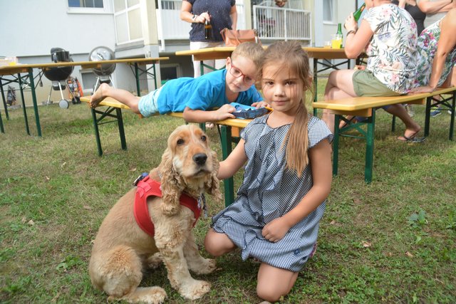Hündin Molly und Annalena sind dicke Freunde, auch Kilian ist immer mittendrin im Geschehen.