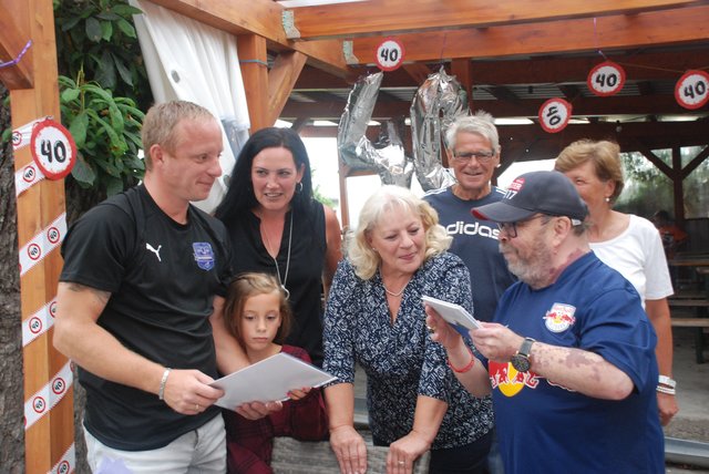 Der Jubilar mit seiner kleinen Tochter, seine Gattin Jennifer, Mutter Christine, Gigi Gracner mit dem Geschenken an den Jubilar, seine Schwiegereltern „Fußballlegände Reini Reisenbauer mit Gattin.