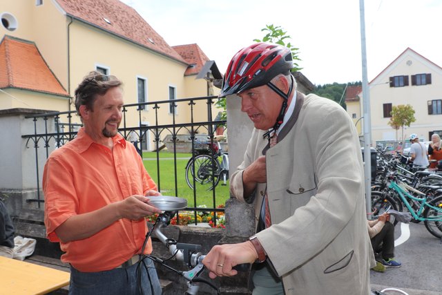 Gratkorns Vzbgm. Günther Bauer kam mit dem Fahrrad zum Pfarrfest | Foto: Edith Ertl