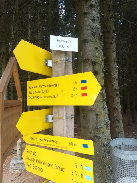 Wegweiser am Gipfel des Hutwisch, Höhe 896 m
