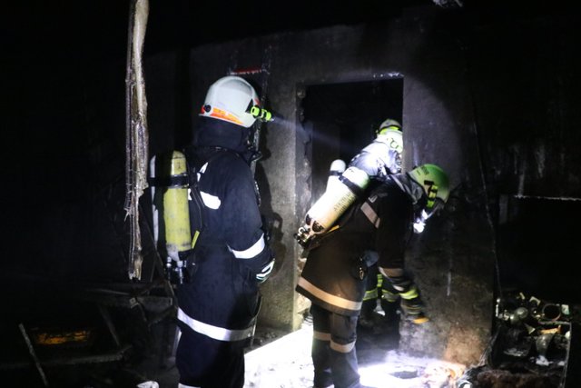 Unter schwerem Atemschutz konnte der Stall in Wang gelöscht werden. | Foto: Freiwillige Feuerwehr Wang