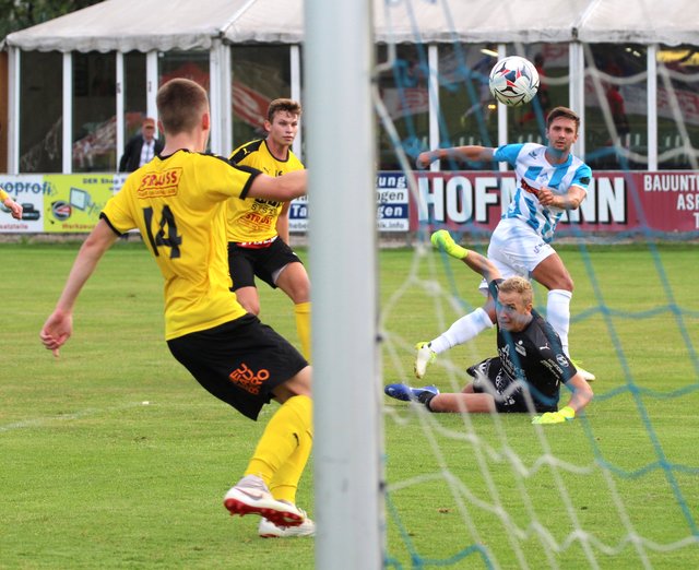 Das 1:0 für Schwanenstadt: Daniel Blaha (r.) lupft den Ball über Gästetorhüter Tobias Zeitlinger in die Maschen. | Foto: Jungwirth