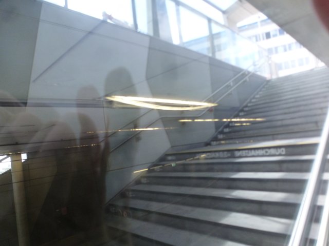 Bald werde ich runterfallen - hoffentlich befindet sich dann kein Fahrgast darunter...