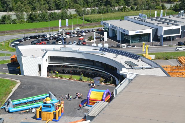 Im neuen Zentrum sind Büros, Besprechungsräume, E-Tankstellen (Photovoltaik) etc. untergebracht, natürlich alles barrierefrei. Topografisch wird das neue Gebäude an den bestehenden Recyclingbetrieb angeschlossen.