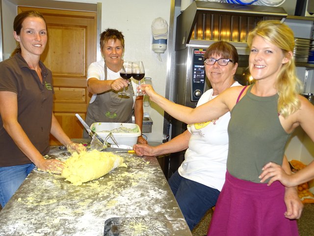 "Kochen mit Kunden" hieß es in der Waldwirt Küche in Althodis zusammen mit Werbeberaterin Michaela Schmid. 