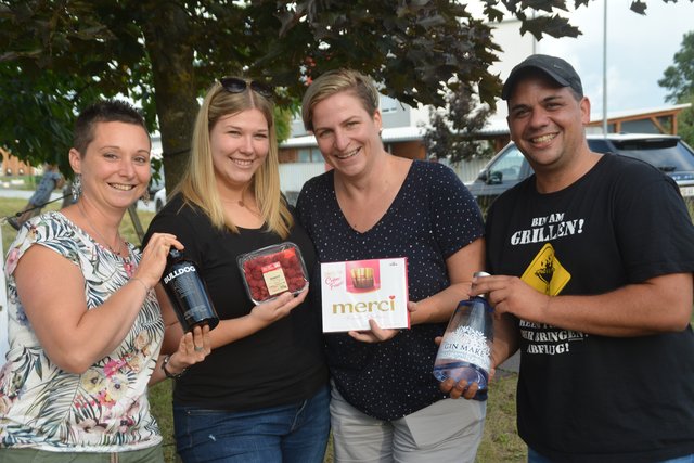 Eine kleine Überraschung gab es für die Gewinnerin Nadine Krenn (2.v.l.) von ihren Nachbarn.