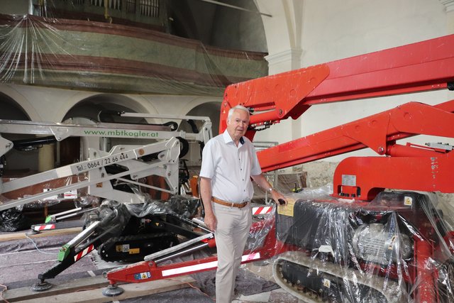 Heinz Ober inmitten der Pfarrkirche. Wer finanziell helfen kann und will  - Erlagscheine gibt’s in der Pfarre und Raiffeisenbank. | Foto: Edith Ertl