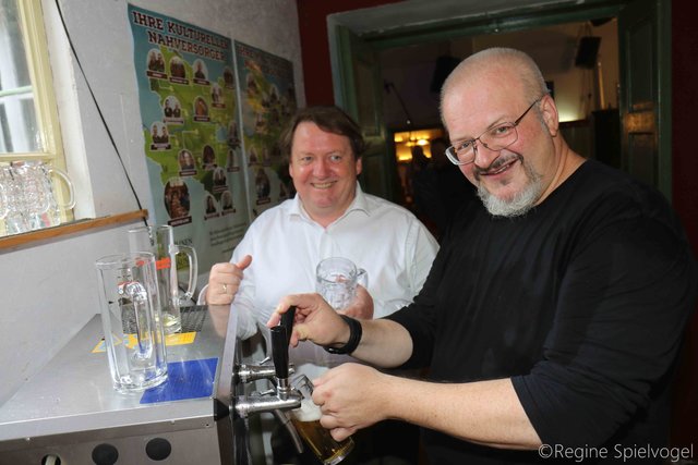 Intendant Erich Baumgartner am Zapfhahn. Selbstbedienung war diesen Abend angesagt.