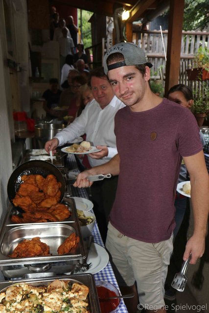 Schnitzelnachschub am warmen Buffet.