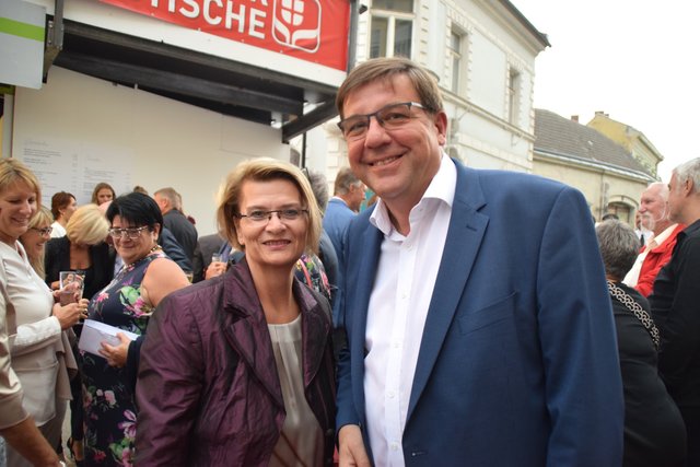 Bezirkshauptfrau Waltraud Müllner-Toifl mit Hagenbrunns Bürgermeister Micheal Oberschil.