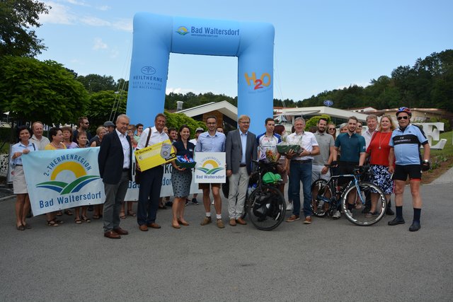 Familie, Freunde und Bekannte hatten sich vor der Heiltherme Bad Waltersdorf eingefunden um den 26-Jährigen Bad Waltersdorfer zu begrüßen.