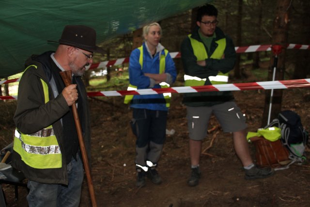 Der Archäologe Timothy Taylor zeigte den Besuchern die Ausgrabungsstellen. | Foto: Theresa Haidinger